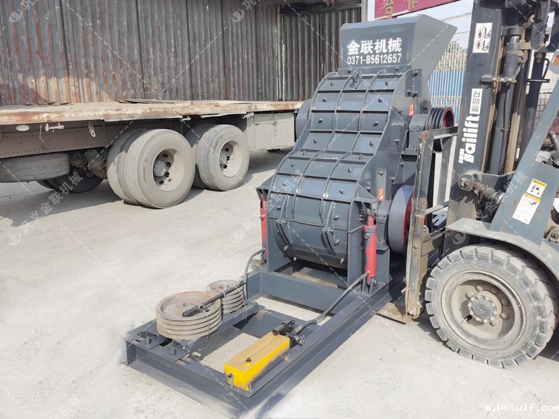 双级粉碎机发往广东破碎高岭土