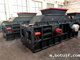 大型半自动液压对辊破碎机发往四川