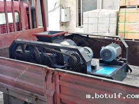 小型双齿辊破碎机发往广西百色破碎锰矿